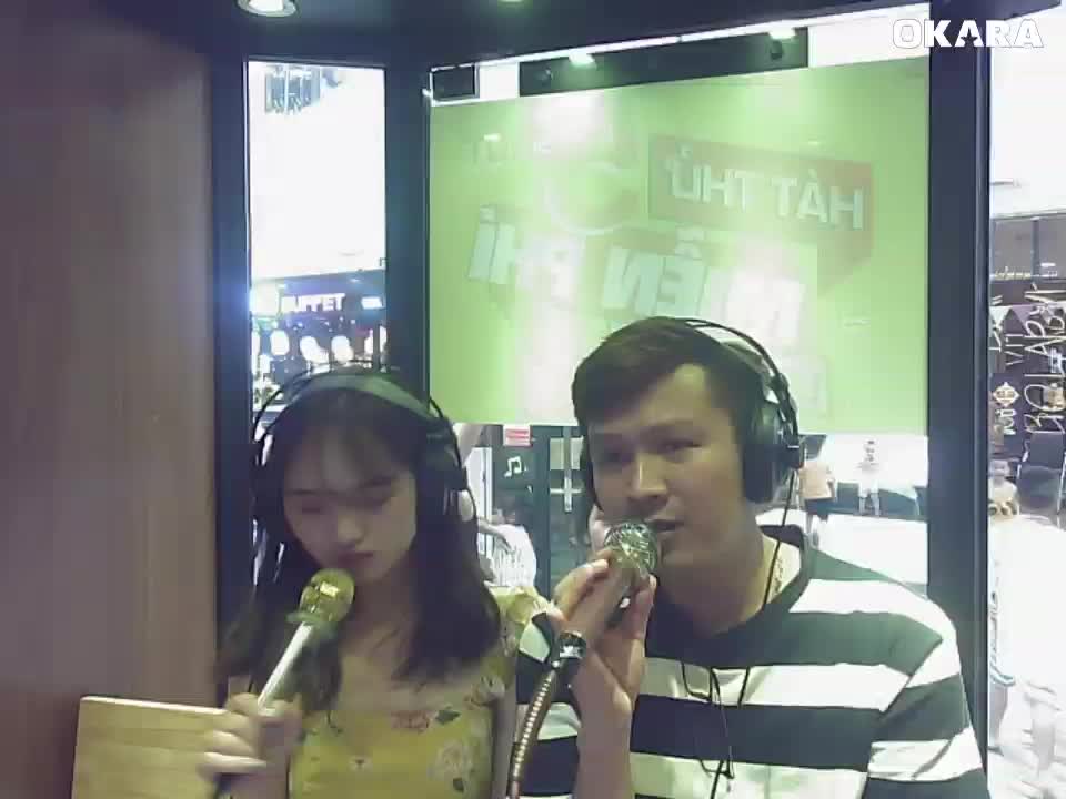 Phía sau một cô gái