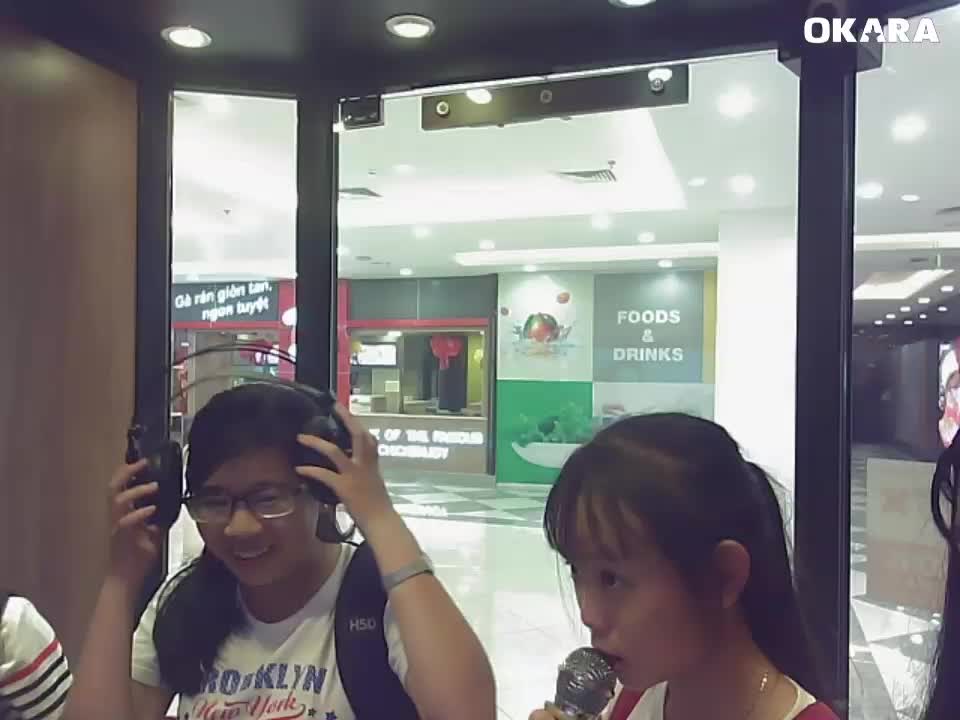 Em gái mưa
