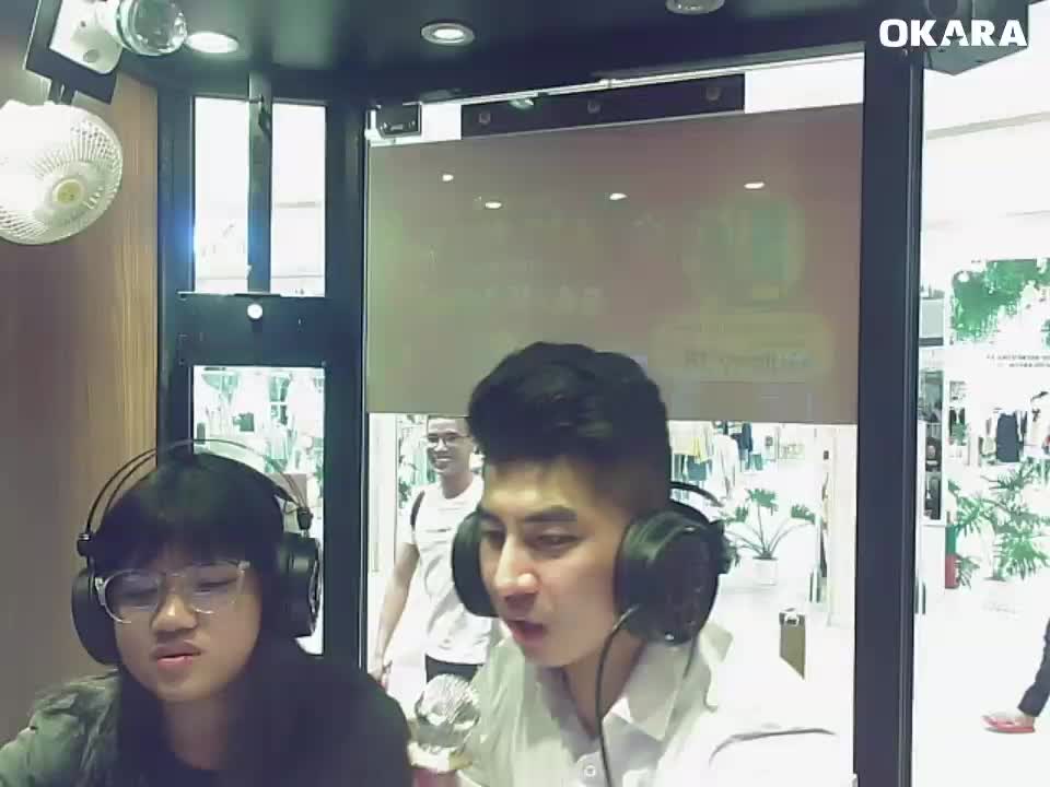 Phía sau một cô gái