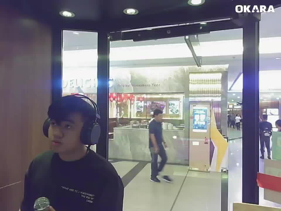 Ai là người thương em