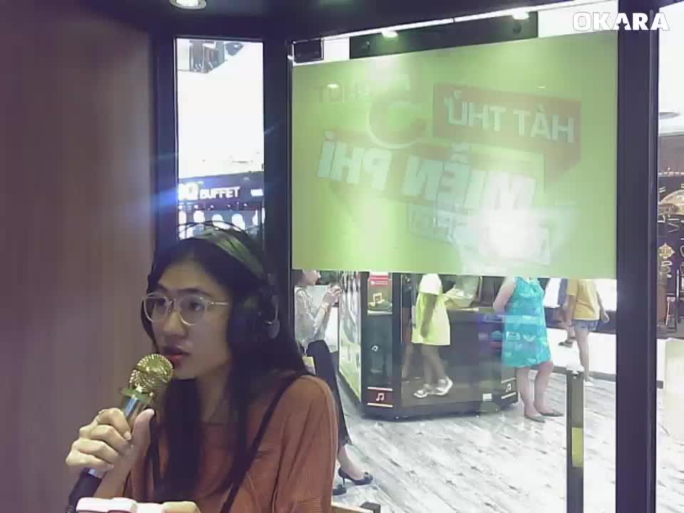 Em gái mưa